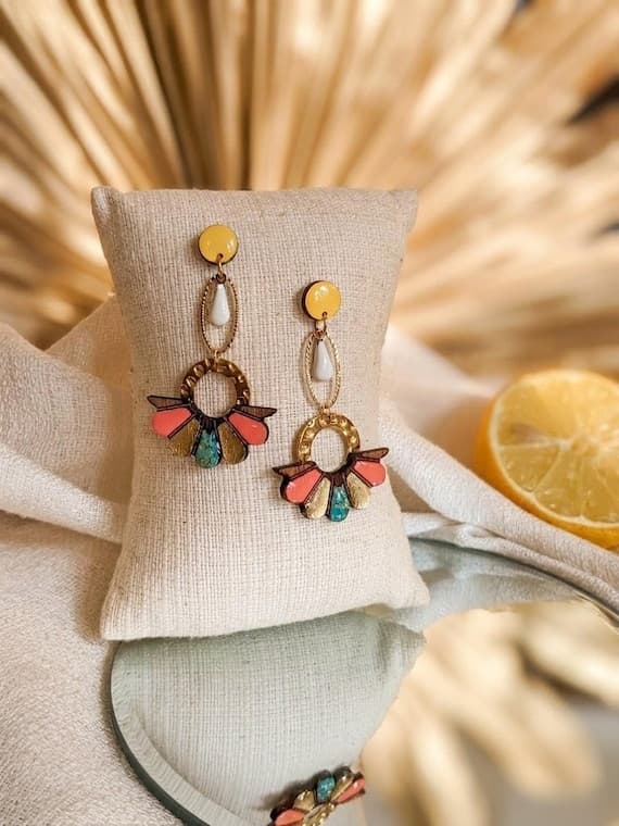 Grandes boucles d'oreilles éventails en bois massif d'acajou peint en pêche, vert mouchettés et or. Cadeau femmes