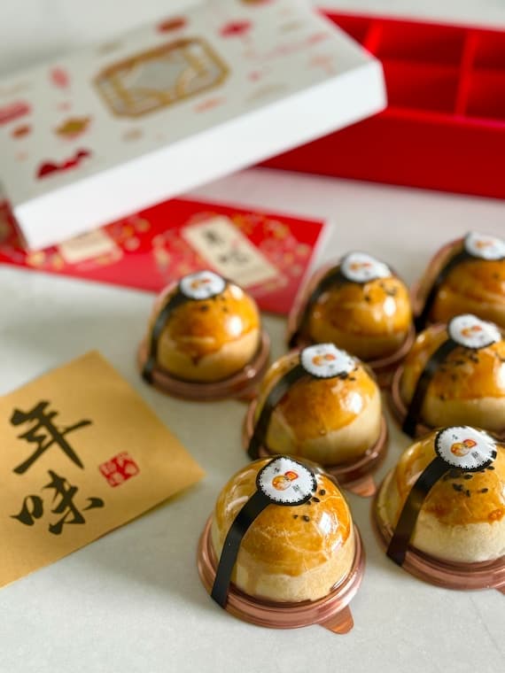 Gift Box, 6pc-Traditional Asian Chinese Pastries Mooncakes, Chinese New Year, Mid-Autumn Day, Mooncake Festival.