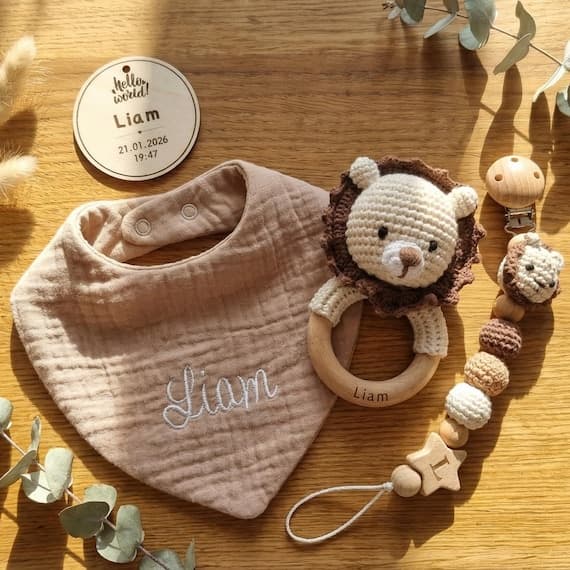 Personalisiertes Baby Geschenkset mit Name – Geschenk zur Geburt Junge Mädchen – Baby Set mit Rassel Schnullerkette Lätzchen Holzchip