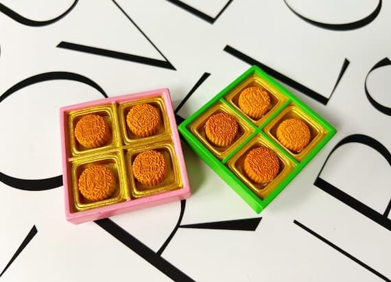 Realistic Chinese Mooncake Gift Box Fridge Magnet – Handmade Mid-Autumn Festive Accent, Festive Asian Holiday Decor – 原创手工冰箱贴 – 仿真中秋节月饼礼盒